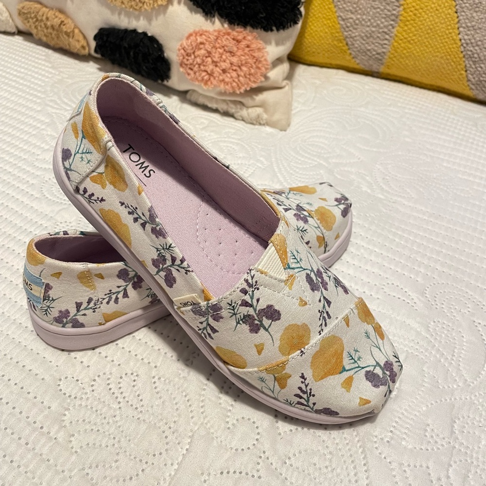NEW Toms size Youth 2.